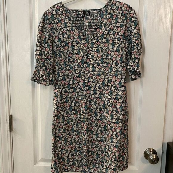 Vero Moda Ellie 2/4 mini Floral Dress size Medium EUC - Picture 1 of 12